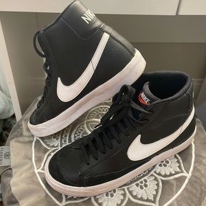 Nike Mid ‘77 Black Blazers